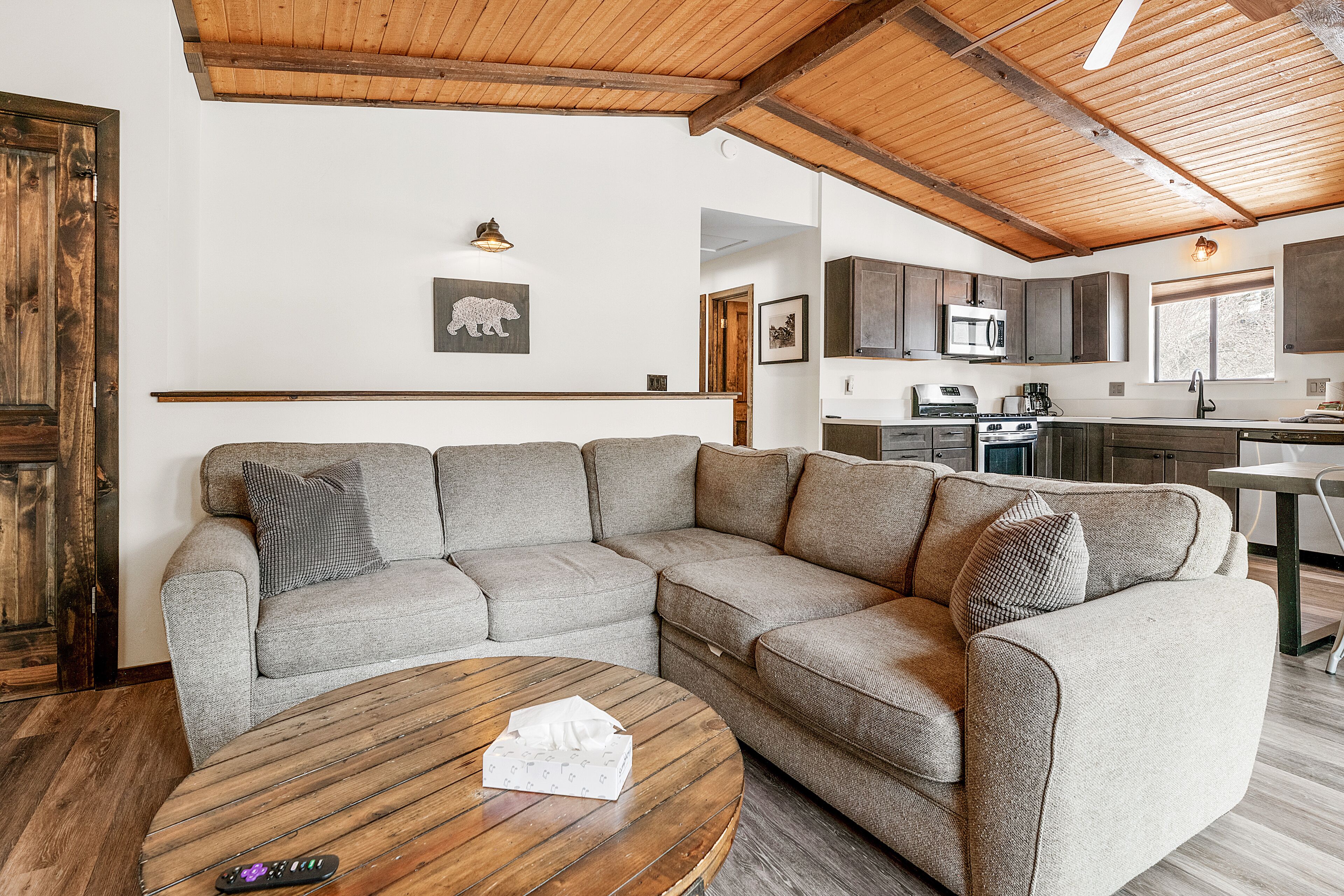 Casa Blanca- Beautifully Remodeled Cabin with Slope Views