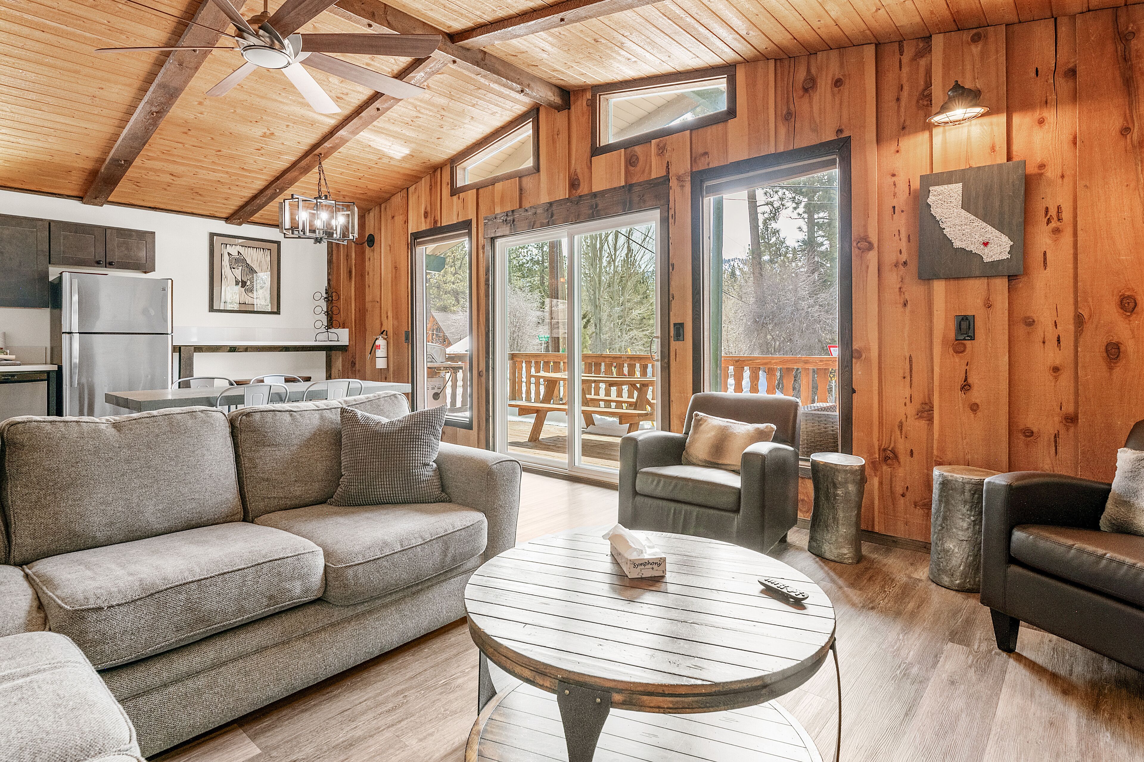 Casa Blanca- Beautifully Remodeled Cabin with Slope Views