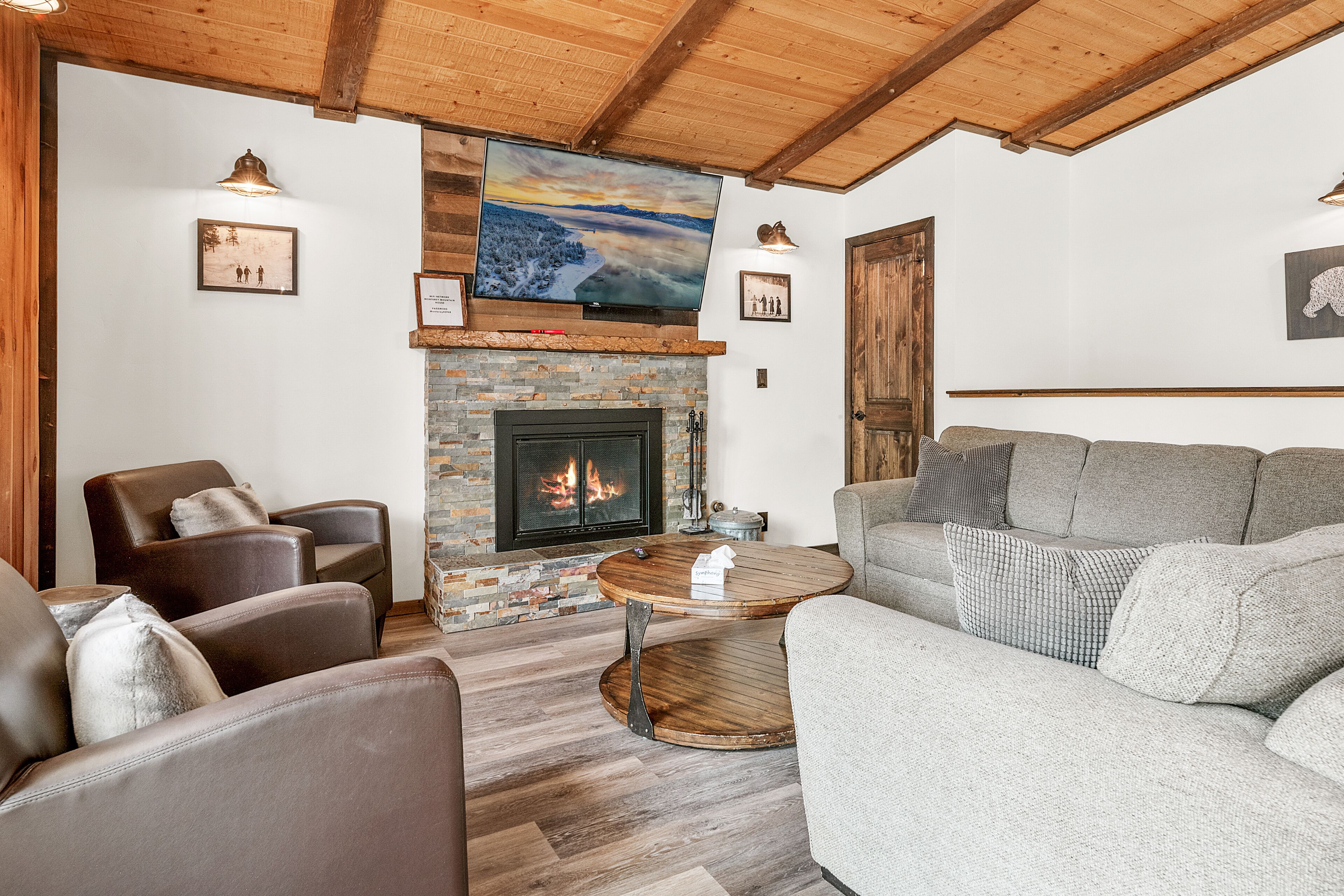 Casa Blanca- Beautifully Remodeled Cabin with Slope Views