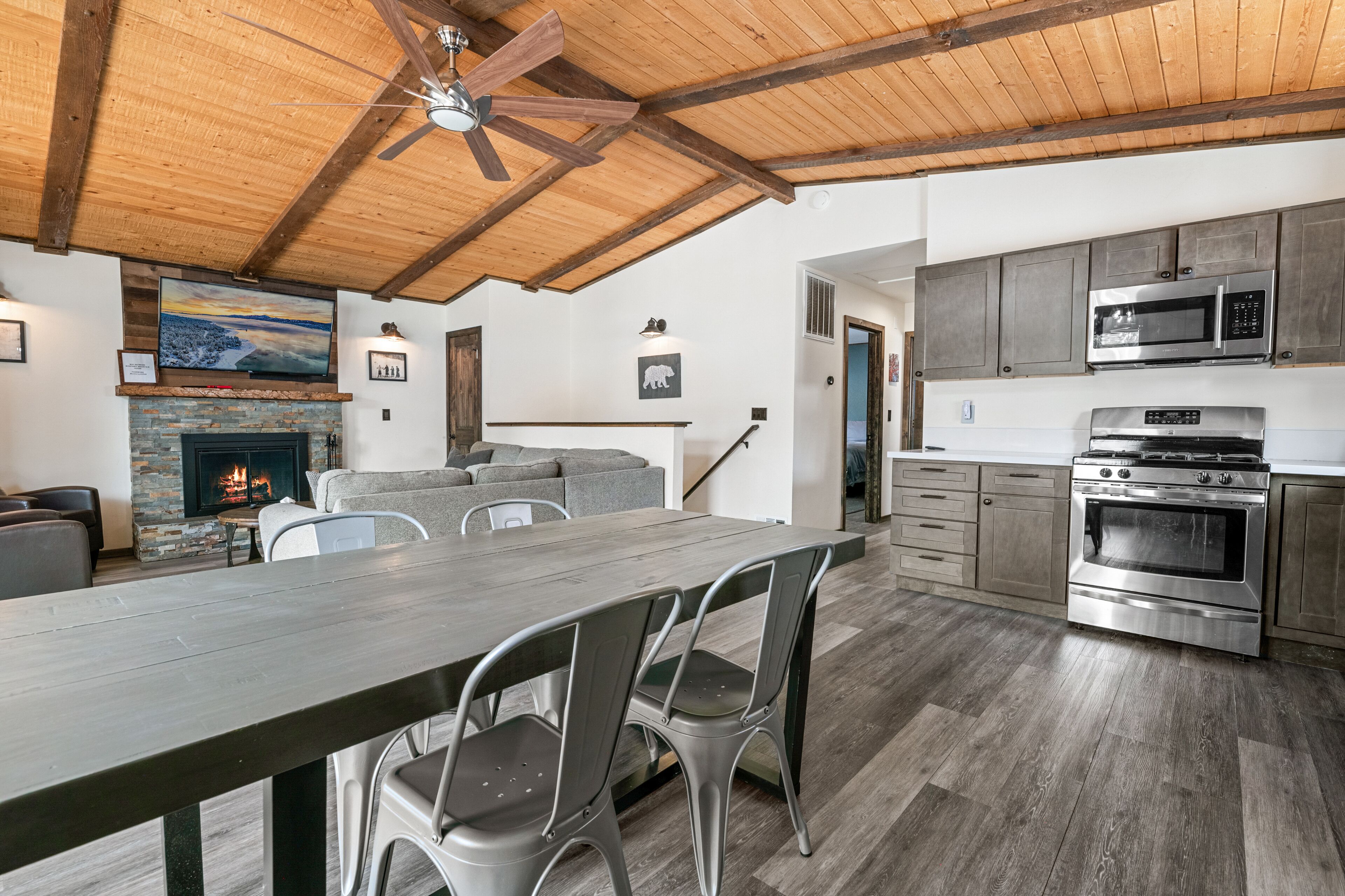 Casa Blanca- Beautifully Remodeled Cabin with Slope Views