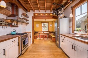 Fridge, microwave, oven, stovetop - Artistic timberframe in the heart of the City (Bellingham)