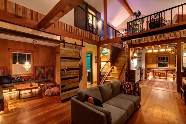 Smart TV, fireplace, books, stereo - Artistic timberframe in the heart of the City (Bellingham)