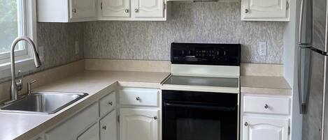 Køleskab, ovn, kogeplade, kaffe-/temaskine