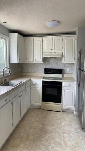 Réfrigérateur, four, plaque de cuisson, cafetière/bouilloire