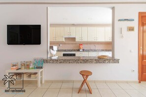 Kühlschrank, Ofen, Wasserkocher mit Kaffee-/Teezubehör, Toaster