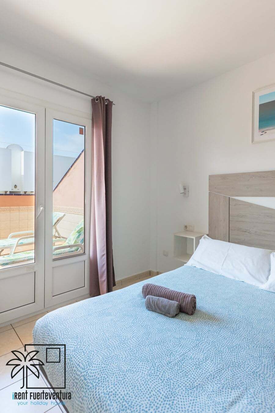 2 chambres, bureau, fer et planche à repasser, lit de bébé portatif