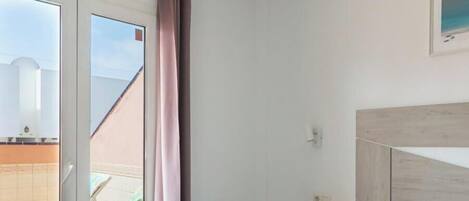 2 bedrooms, desk, iron/ironing board, travel crib