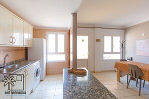 Frigorífico, horno, cafetera o tetera y tostadora