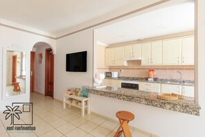 Een koelkast, een oven, een koffiezetapparaat/waterkoker