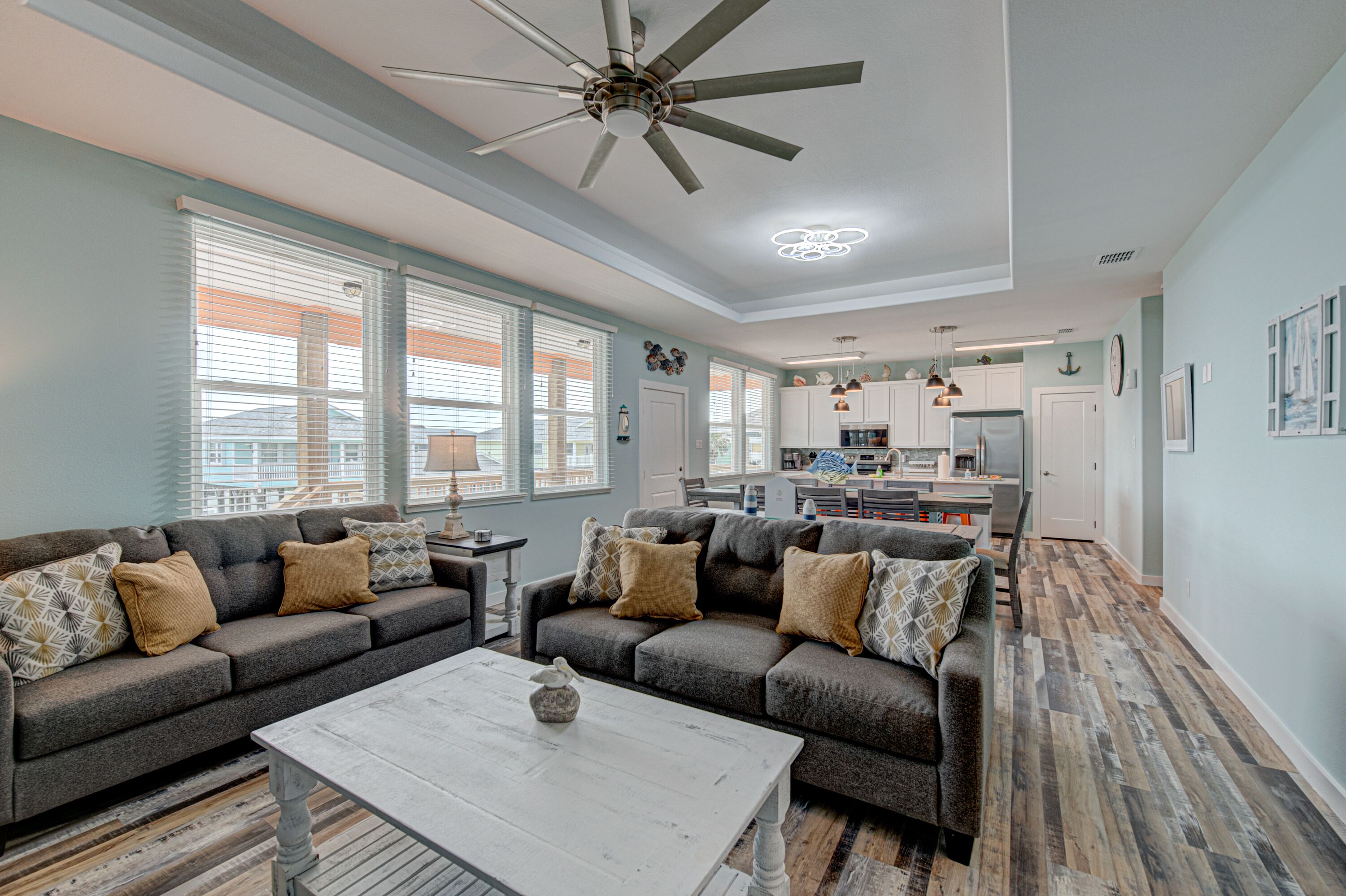 Een smart-tv en een tafeltennistafel