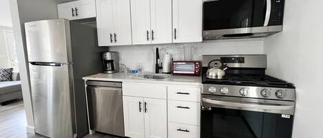 Réfrigérateur, four à micro-ondes, un four, surface de cuisson