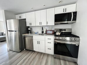 Réfrigérateur, four, plaque de cuisson, lave-vaisselle