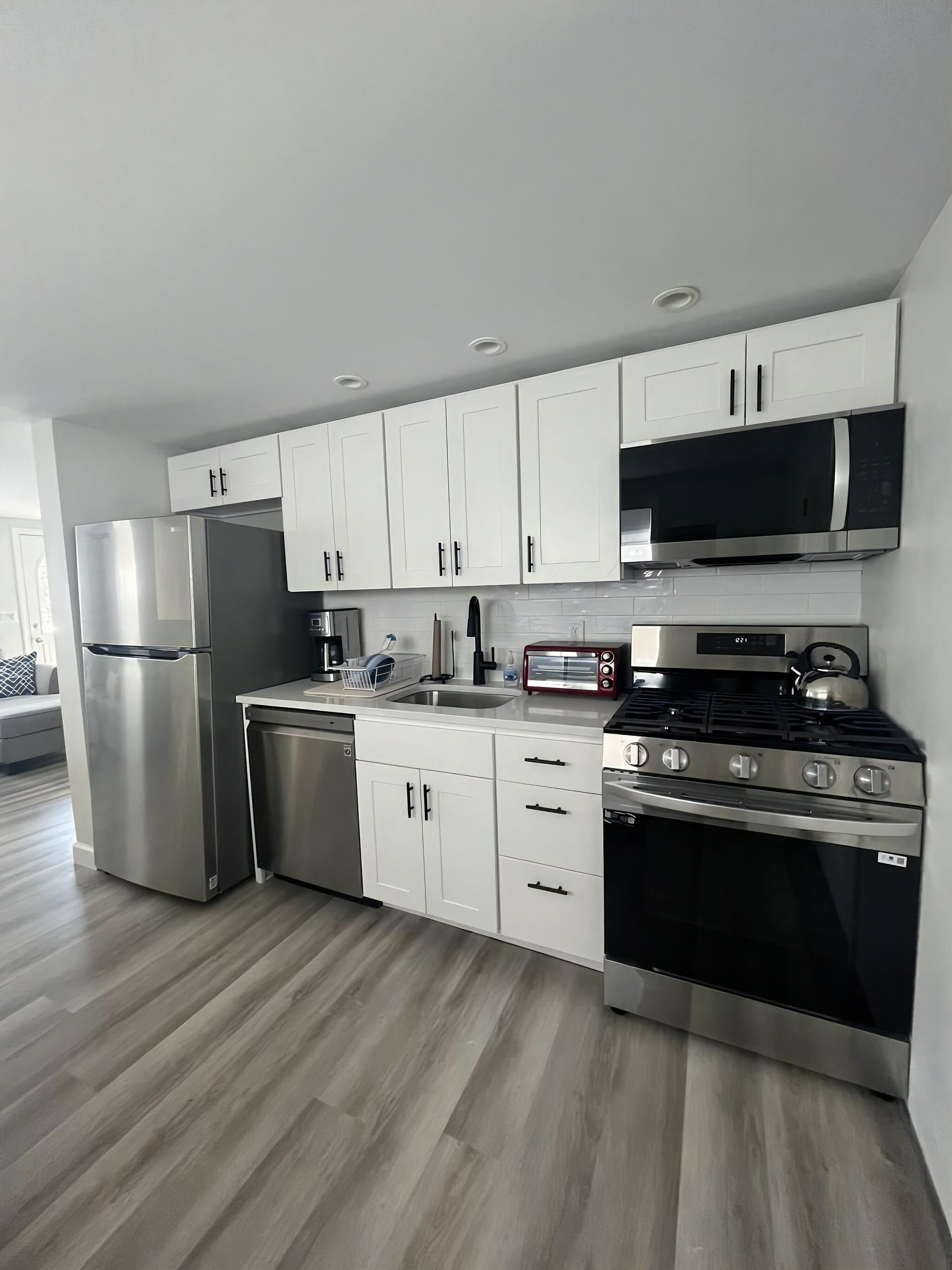 Réfrigérateur, un four, surface de cuisson, lave-vaisselle