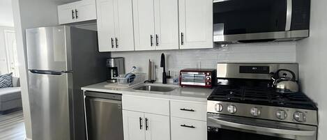 Réfrigérateur, un four, surface de cuisson, lave-vaisselle