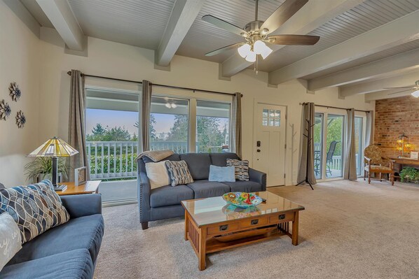 TV connectée, lecteur de DVD, livres, vidéothèque