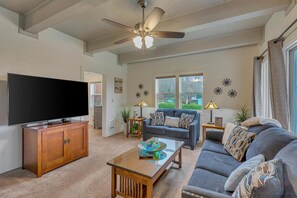 Smart TV, DVD player, books, video library - Redondo Beach Bungalow (Des Moines)