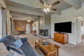 Smart TV, reproductor de DVD, libros y videoteca 