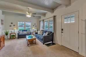 Smart TV, DVD player, books, video library - Redondo Beach Bungalow (Des Moines)