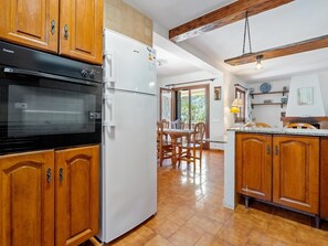 Fridge, microwave, oven, coffee/tea maker