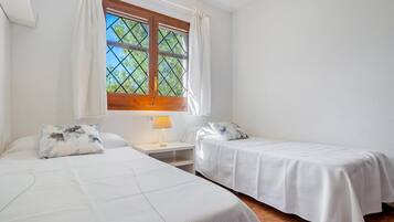 3 slaapkamers, een strijkplank/strijkijzer, wifi, beddengoed