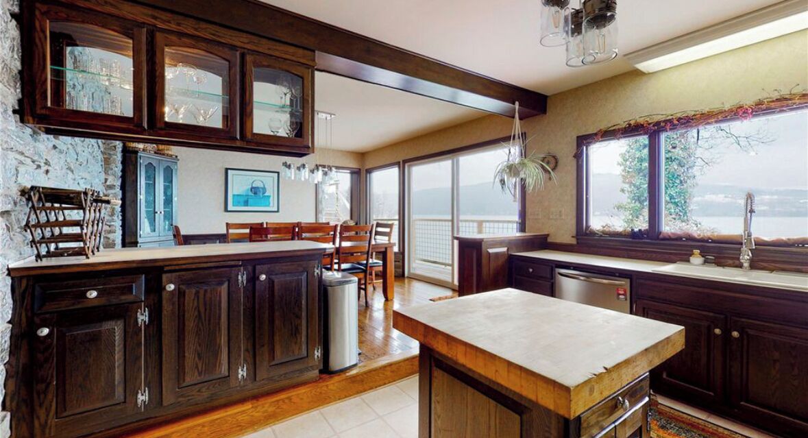 Large Waterfront Home , private parking, Bluff view, 