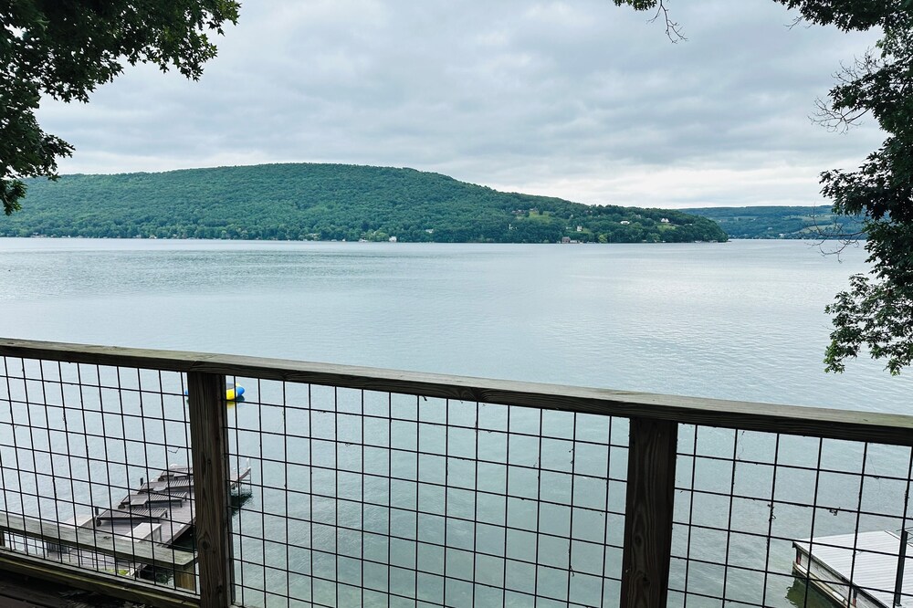 Large Waterfront Home , private parking, Bluff view,