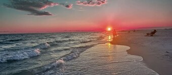 The Beach Cabin - 15 minutes from Navarre/Pensacola Beach Public Access!