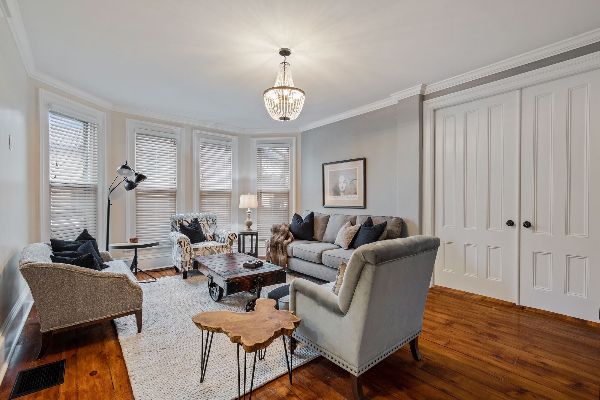 Een smart-tv en boeken