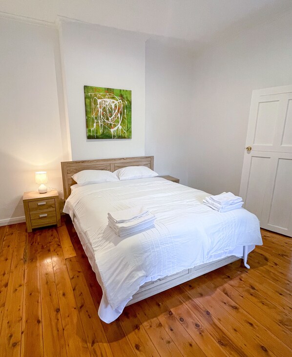 5 habitaciones, tabla de planchar con plancha y wifi