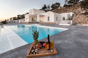 Outdoor pool - Sleeps8-Parking-Garden-Pool-SunSets-Barbeque (Pirgos Kallistis)