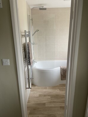 Combined shower/bathtub, hair dryer, towels