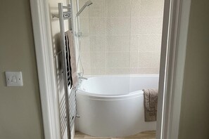 Combined shower/bathtub, hair dryer, towels - Cottage - Sleeps 4 - Pets Ok - Garden -Parking (Wooler)
