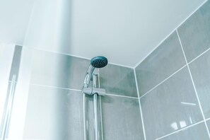 Combined shower/tub, towels - Stunning 2-Bed House in Manchester with Canal view (Salford)