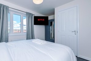 2 bedrooms, iron/ironing board, WiFi, bed sheets - Stunning 2-Bed House in Manchester with Canal view (Salford)