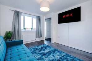 TV - Stunning 2-Bed House in Manchester with Canal view (Salford)