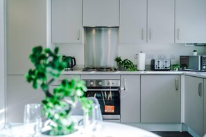 Fridge, microwave, oven, stovetop - Stunning 2-Bed House in Manchester with Canal view (Salford)