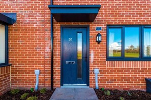Exterior detail - Stunning 2-Bed House in Manchester with Canal view (Salford)