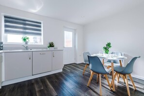 Dining - Stunning 2-Bed House in Manchester with Canal view (Salford)