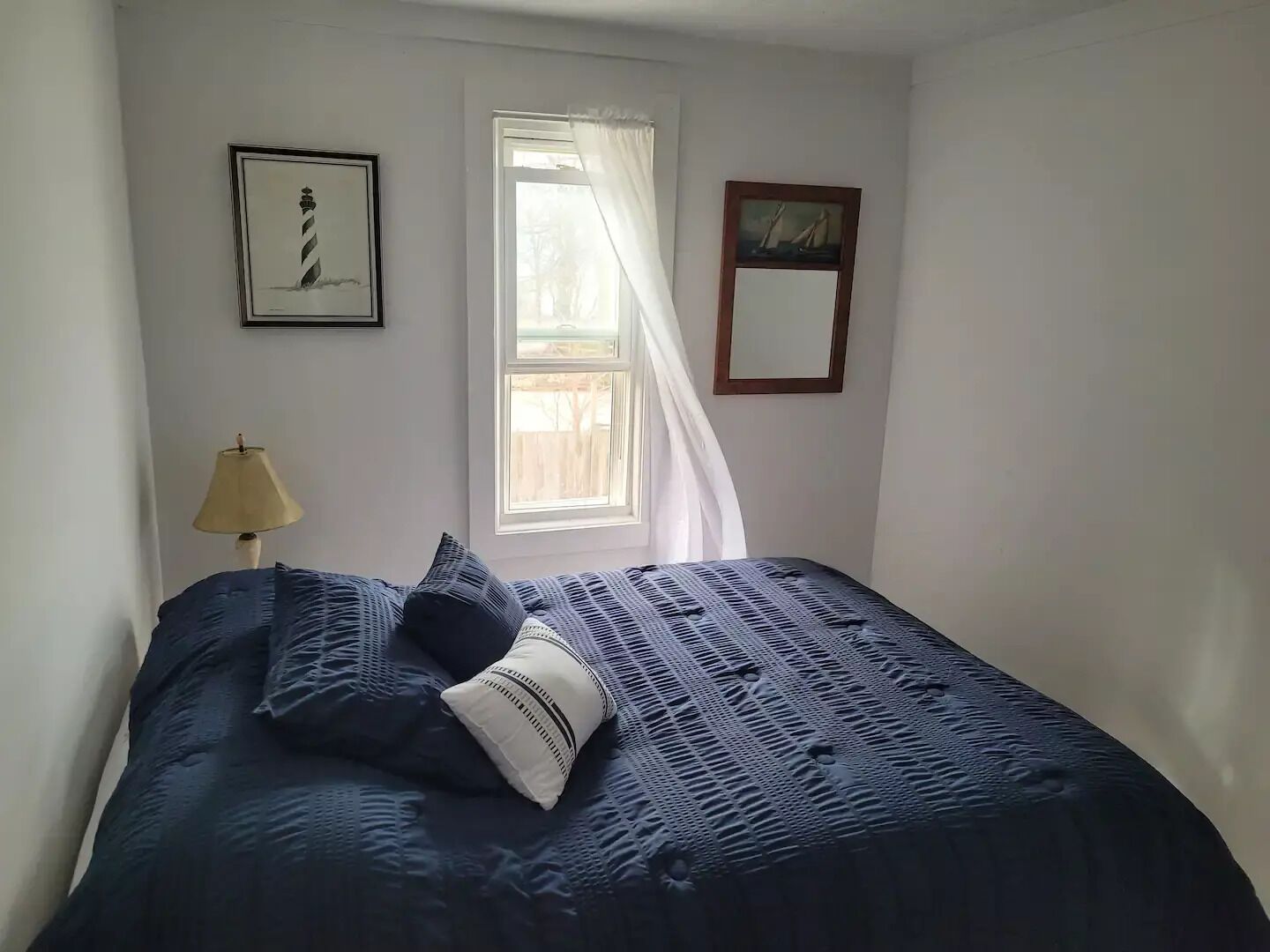 Lakefront Apt 2nd floor near Wineries and Geneva on the Lake 