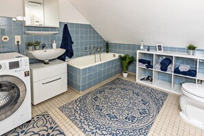 Bañera, secador de pelo, toallas