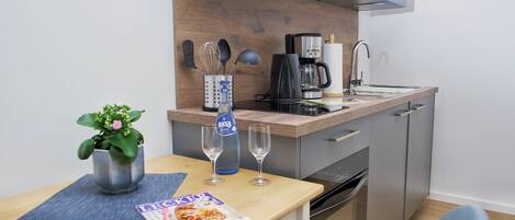 Kylskåp, mikrovågsugn, ugn och spishäll