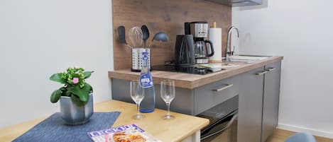 Réfrigérateur, four à micro-ondes, un four, surface de cuisson