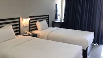 Chambre Deluxe avec lits jumeaux | Coffres-forts dans les chambres, bureau, fer et planche à repasser