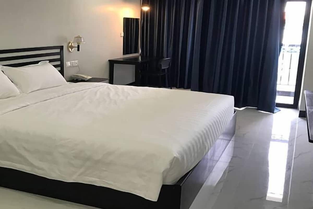 Peti besi dalam bilik, meja, seterika/papan seterika, Wi-fi percuma