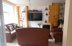 38-inch Smart TV with cable channels, TV, heated floors
