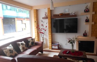 38-inch Smart TV with cable channels, TV, heated floors