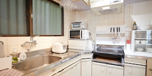 Family Room | Private kitchen | Fridge, microwave, oven, stovetop