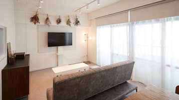 ファミリー ルーム | リビング エリア | 50 インチの薄型テレビ (衛星放送視聴可)、テレビ