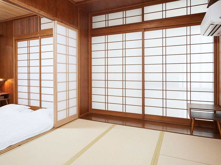 Habitación familiar | Espacio para trabajar con un portátil y cortinas opacas