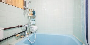 Family Room | Bathroom | Combined shower/tub, free toiletries, hair dryer, slippers - Guest house II Rokumarukan (Naha)
